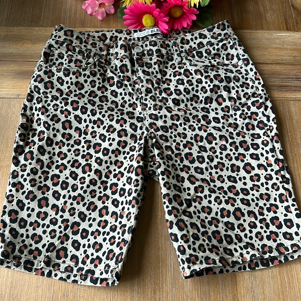 Code Bleu Petite Size Classic Mid Rise Shorts Size 30 Cheetah